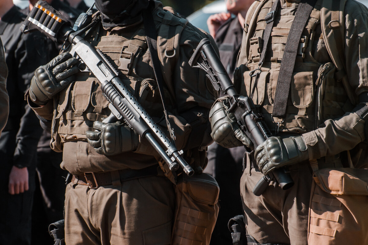 銃を持った2人の軍人