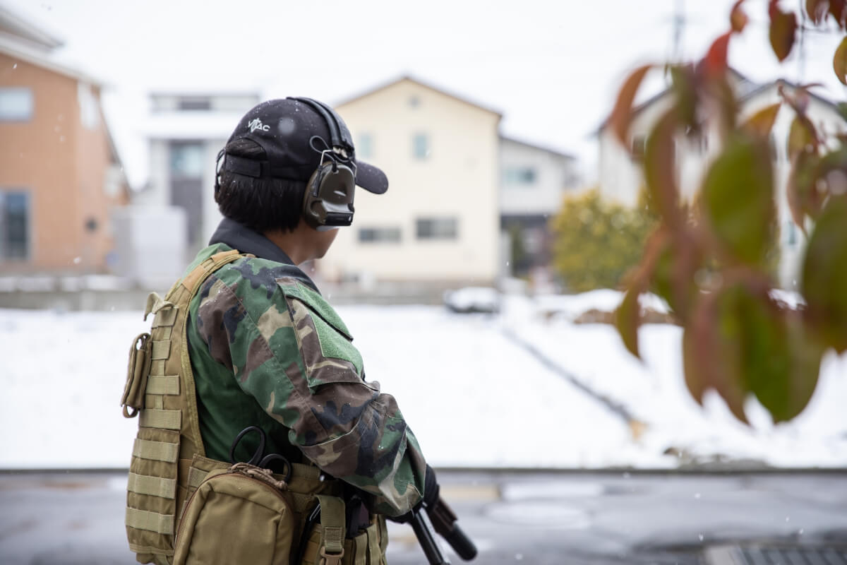 市街地で銃を持つ人