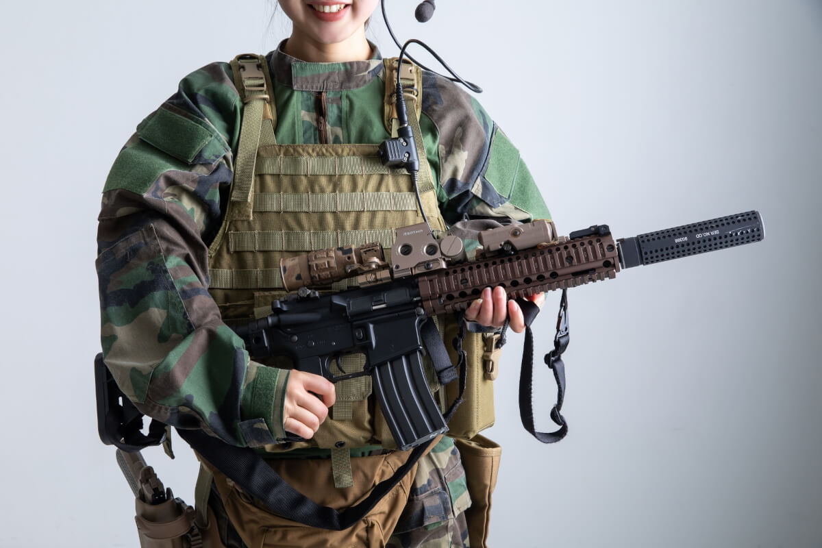 銃を持って笑う人